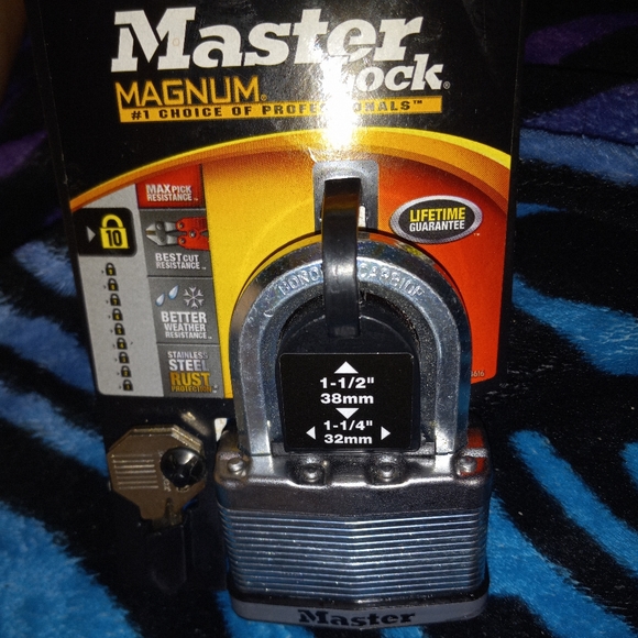 Brand New MASTER LOCK M15XKADLF MAGNUM 1-1/2'' 38mm PADLOCK 1-1/4'' 32mm - Picture 4 of 6